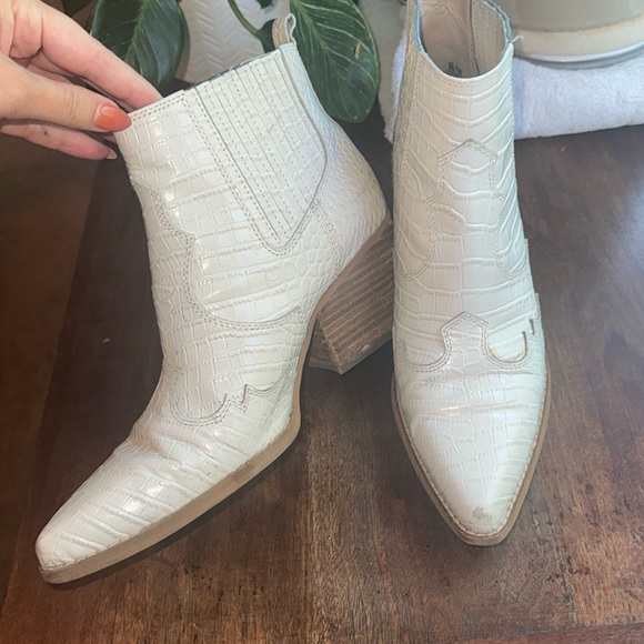 SAM EDELMAN WHITE BOOTIES - Picture 2 of 8